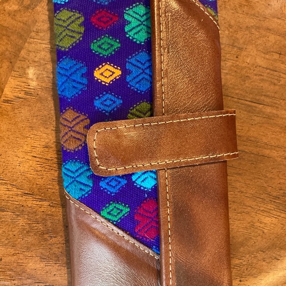 Colorful Embroidered Wallet - Picture 2 of 8